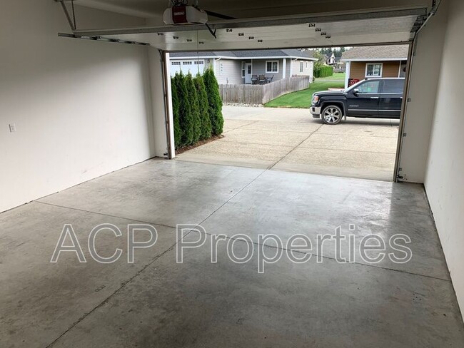 Building Photo - 2225 Bluestem St