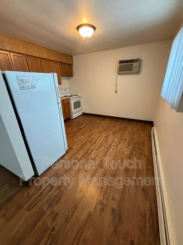 Building Photo - 132 6th Ave N