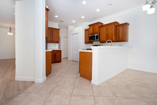 Building Photo - Luxurious Lakefront Living: Spacious 4-Bedroom Home with Pool and Guest Suite in Lakewood Ranch