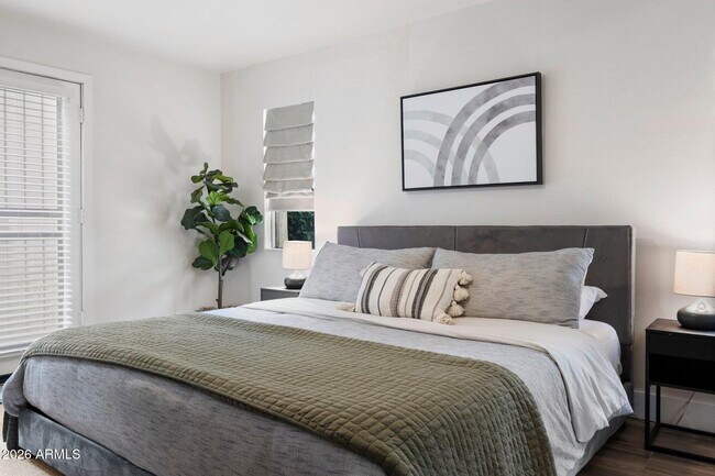 Building Photo - 1820 E Morten Ave