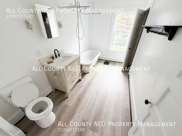 Building Photo - 518 Rentschler St