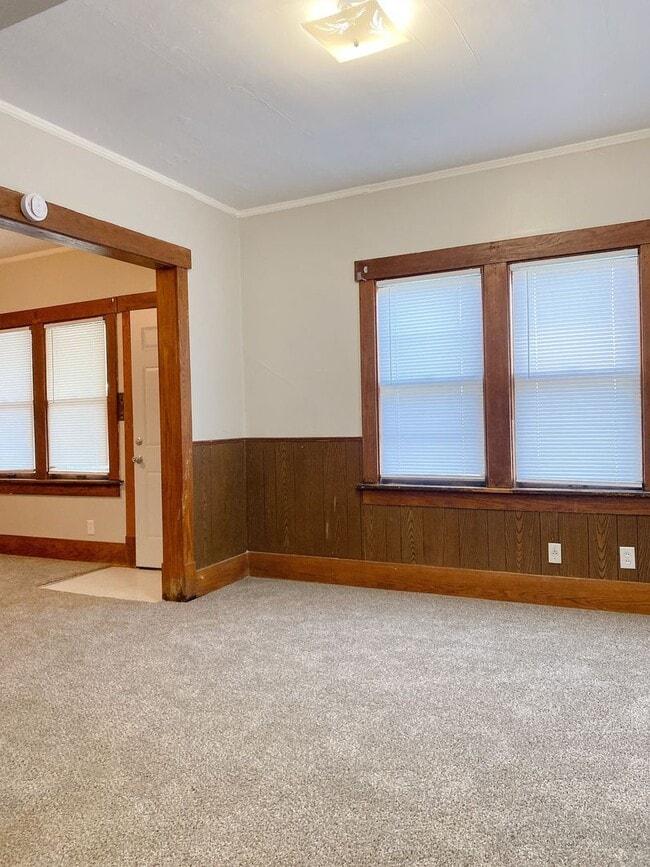 Building Photo - 1/2 OFF FIRST MONTH'S RENT SPECIAL On Upda...