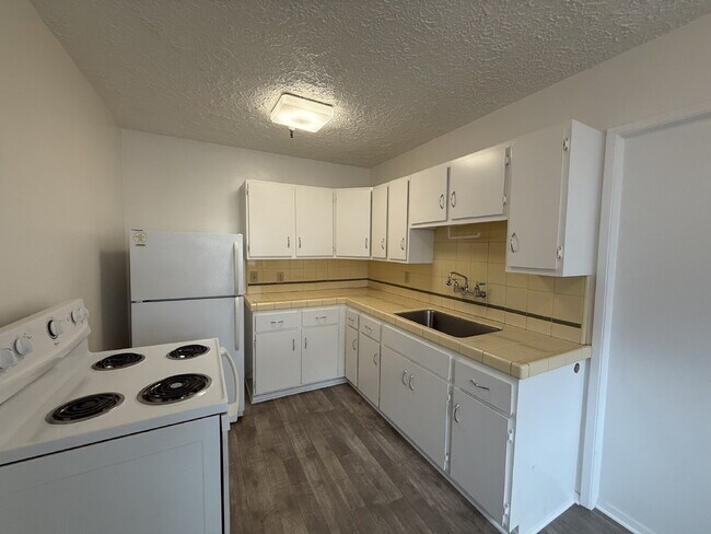 Building Photo - Cute 1 Bedroom 1 Bath in Midtown!