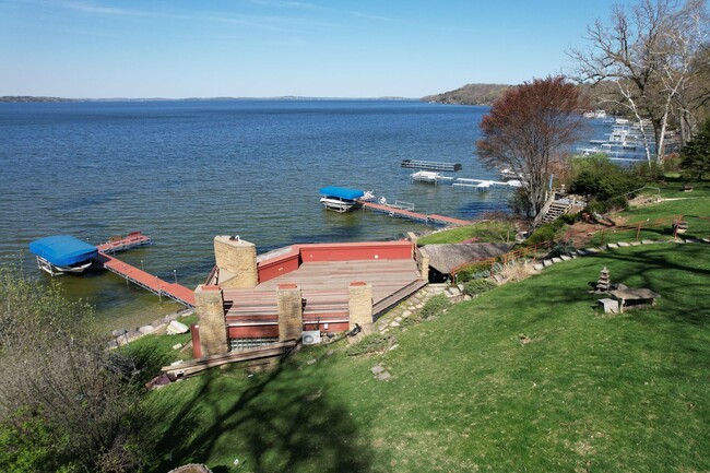 Building Photo - Lake Mendota Dream Home in Desirable Sprin...