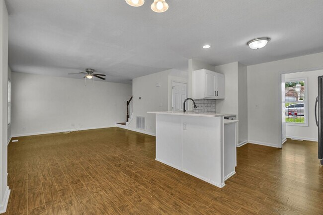 Building Photo - 2701 Hidden Ridge Ct