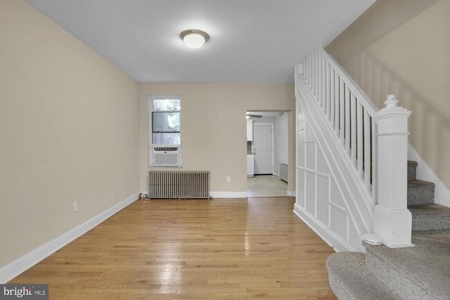 Building Photo - 443 Emily St