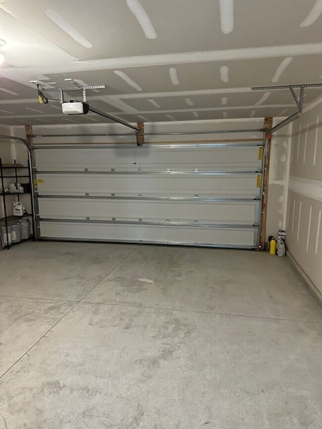 Building Photo - 1051 Manor Dr
