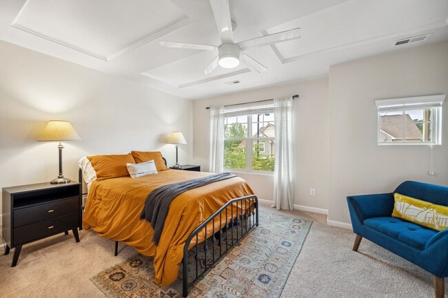 Building Photo - Beautiful 3 story townhome with office in ...