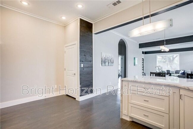 Building Photo - 1821 W 10th St