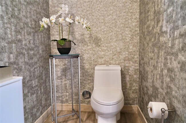 Building Photo - 1300 Brickell Bay Dr