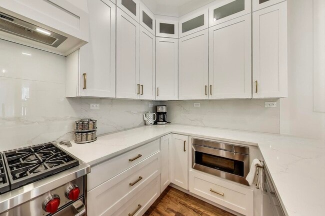 Building Photo - 650 W Wrightwood Ave