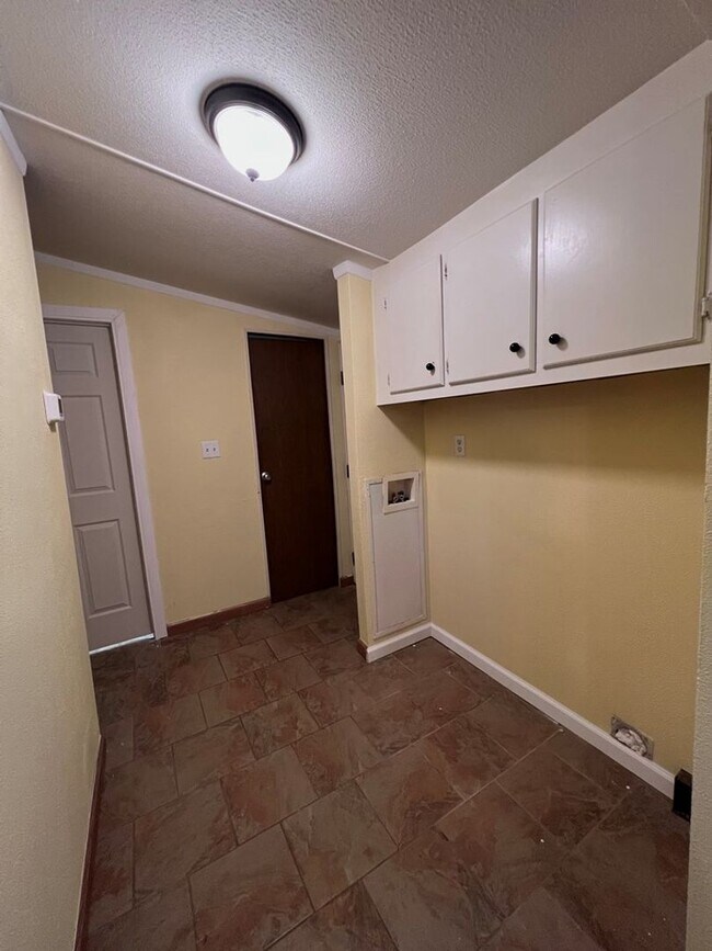 Building Photo - 2 Bedroom On Nicely Sized Lot