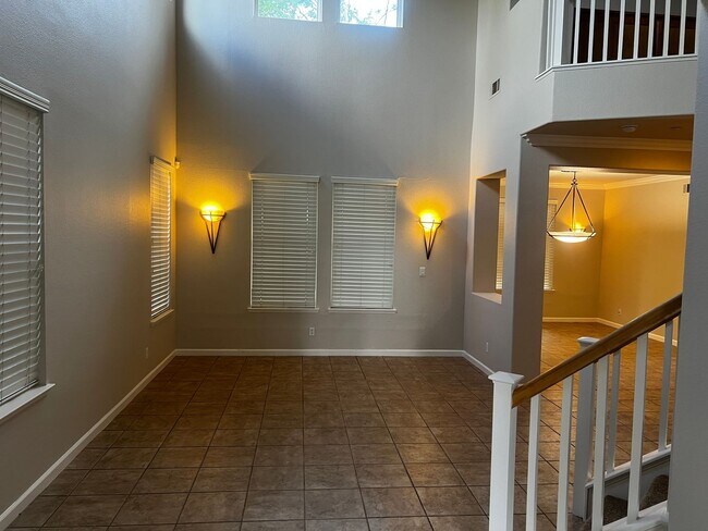 Building Photo - Large, Beautiful Shadow Lakes Home in Court Location