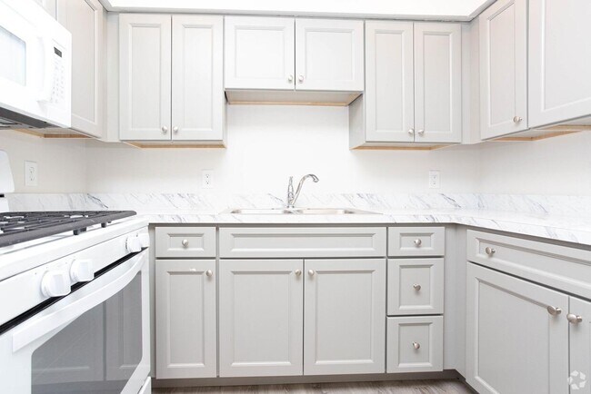 Building Photo - 2400 Woodhill Dr