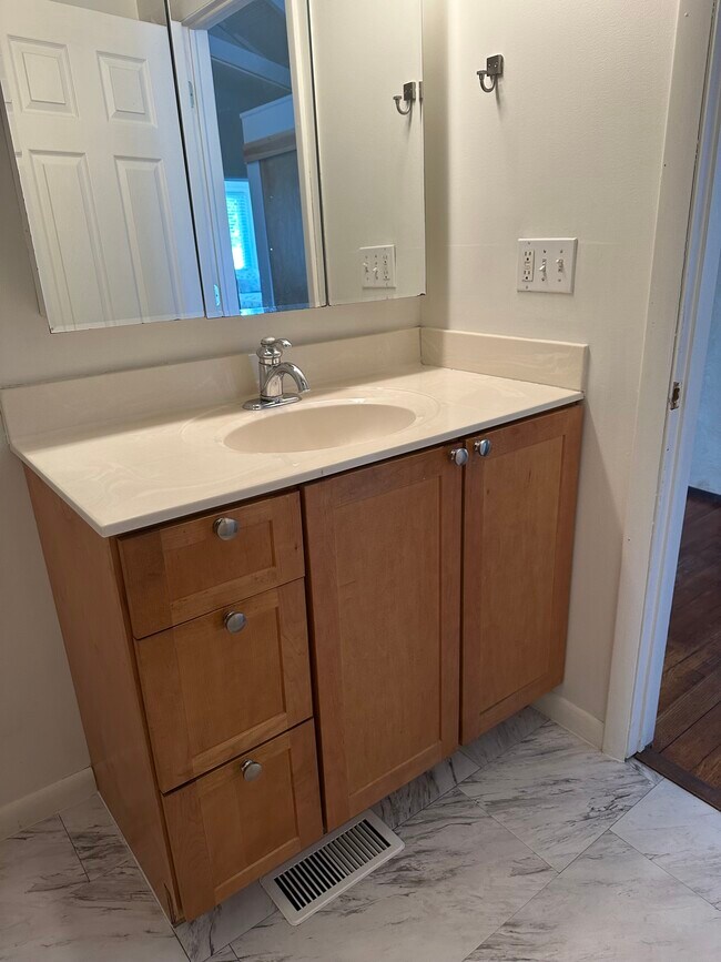 Building Photo - 852 Beach Rd