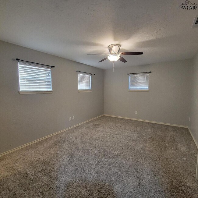 Building Photo - 4444 Phillips Dr