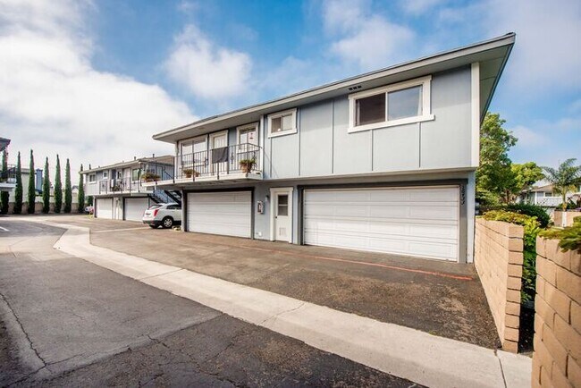 Building Photo - Huntington Beach Townhouse