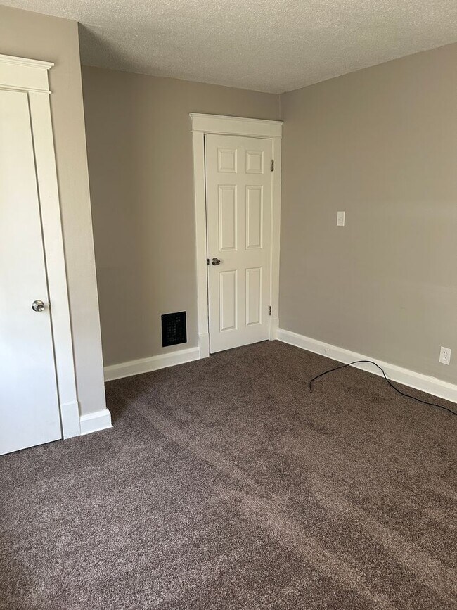 Building Photo - Updated 2/3 Bedroom Bedroom Austintown Home for Rent