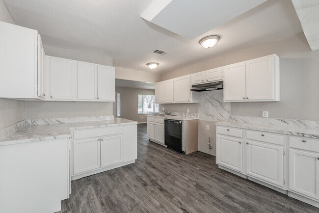 Building Photo - 2914 Scottsbluff Dr