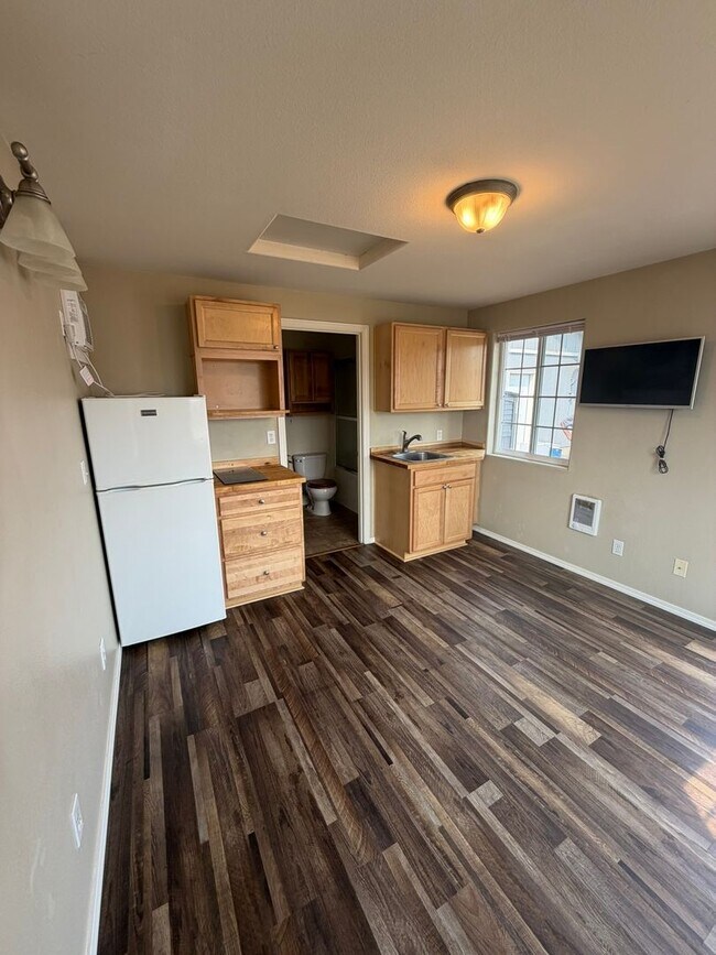 Building Photo - 1228 Cascade Dr