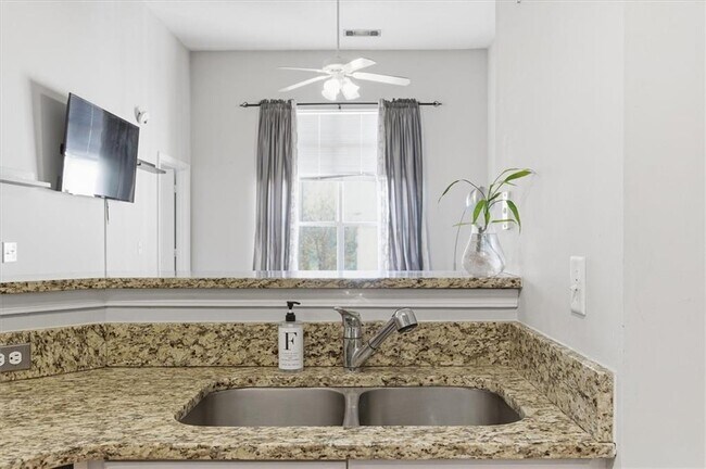 Building Photo - 10 Perimeter Summit Blvd