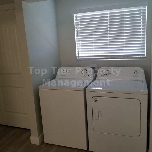 Building Photo - ***Remodeled, Charming 2 bed / 2 bath Bung...