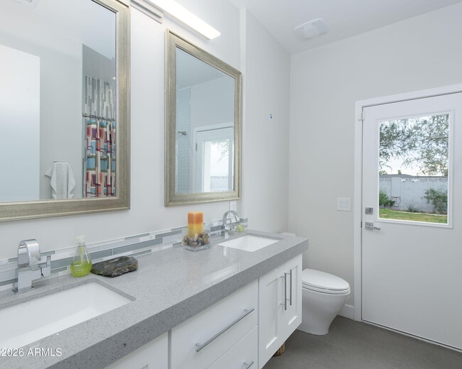 Building Photo - 2423 E Lincoln Cir