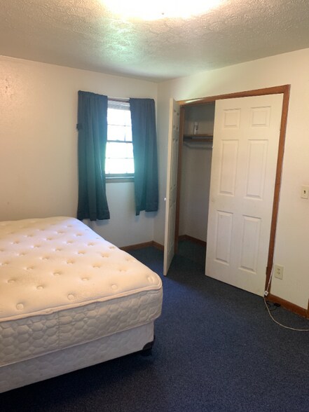 Building Photo - 102 Oakwood St