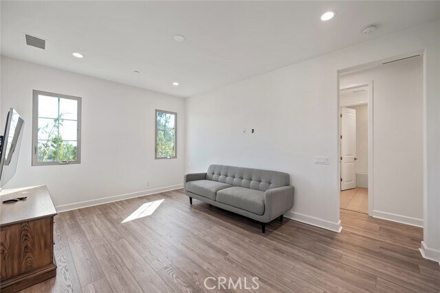 Building Photo - 77 English Saddle