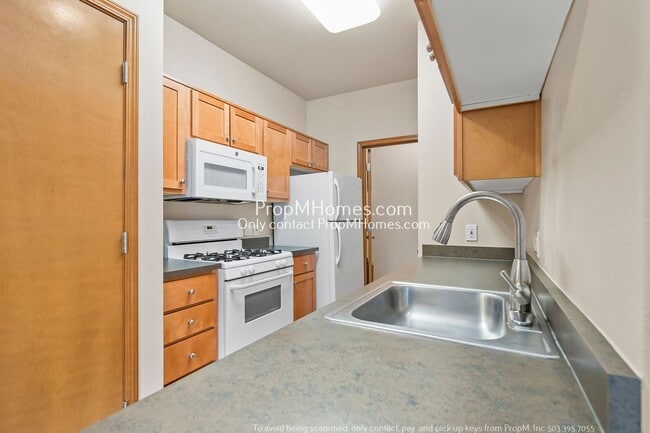 Building Photo - Chic One-Bedroom Condo in Bethany!