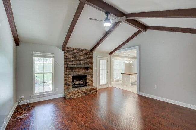 Building Photo - 425 Plaza Cir