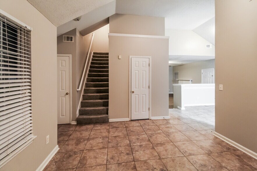 Building Photo - 6090 Crooked Creek Dr.