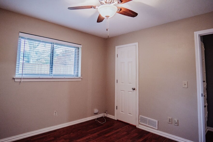 Building Photo - 3205 Winchester Dr