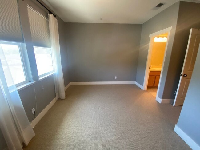 Building Photo - Newer Multi-Level Downtown Townhouse with Double Master Bedrooms