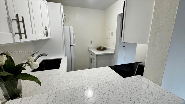 Building Photo - 10389 N Kendall Dr