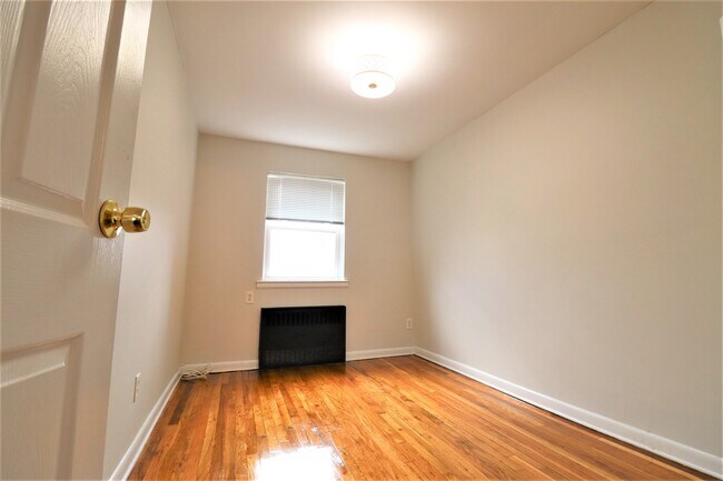 Building Photo - 718 E 84th St