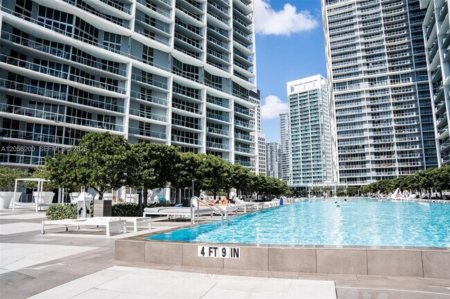 Building Photo - 495 Brickell Ave