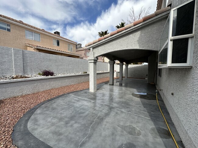 Building Photo - 9156 Sangria Ln