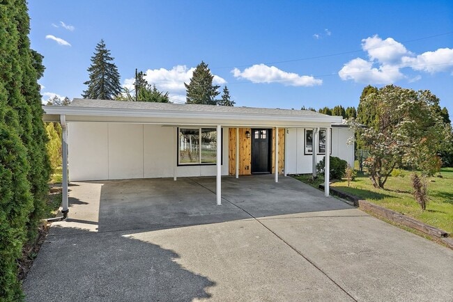 Building Photo - Renovated 3-Bed Rambler in Lakewood | Priv...