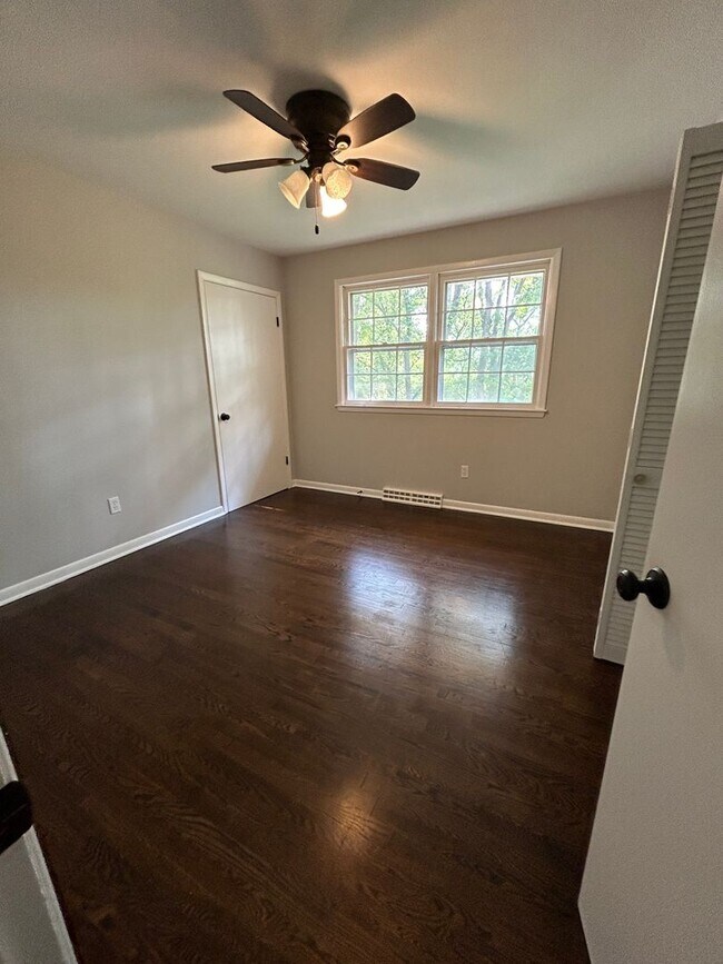 Building Photo - 5 bed 2 bath House in a quiet neighborhood