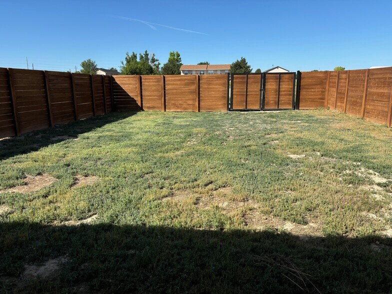 Building Photo - 736 E Springmont Dr