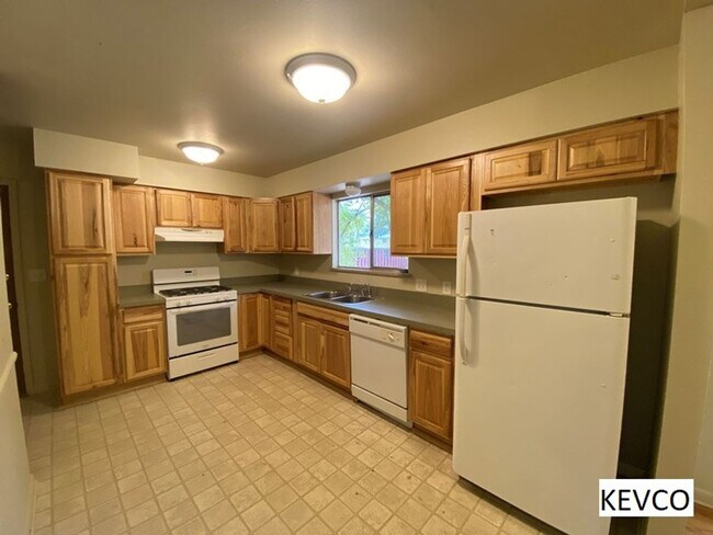 Building Photo - Incredibly Spacious House!