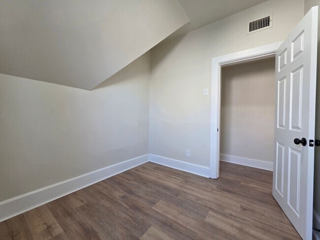 Building Photo - 210 S Maple Ave