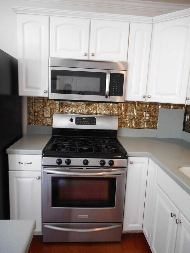 Building Photo - 608 Green St