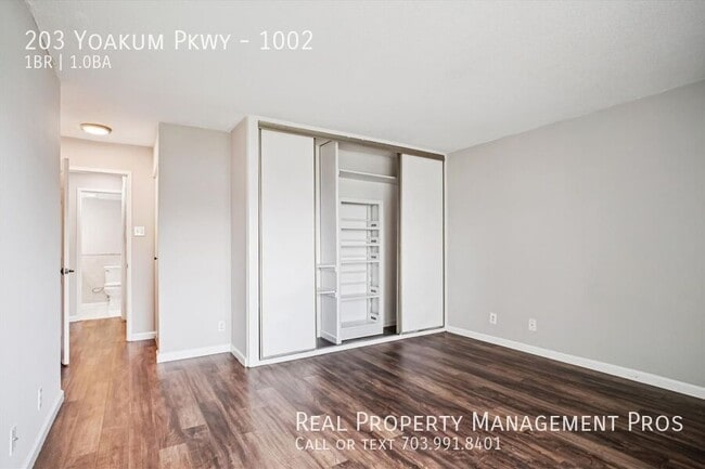 Building Photo - 203 Yoakum Pkwy
