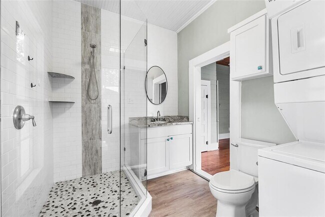 Building Photo - 108 N Ave B