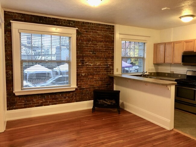 Building Photo - Cozy Nob Hill 1bd - Walk Everywhere! Gas Fireplace, Bonus Storage, Most Utilities Included!
