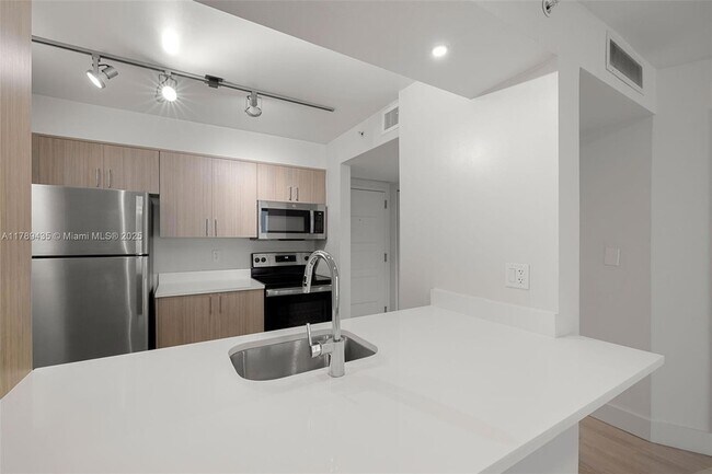 Building Photo - 1756 N Bayshore Dr