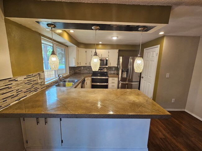 Building Photo - Beautifully Home in the Valley