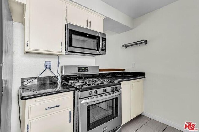 Building Photo - 15207 Magnolia Blvd